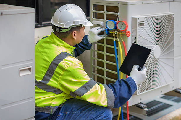 Professional Hvac technician working in Pinehurst, ID